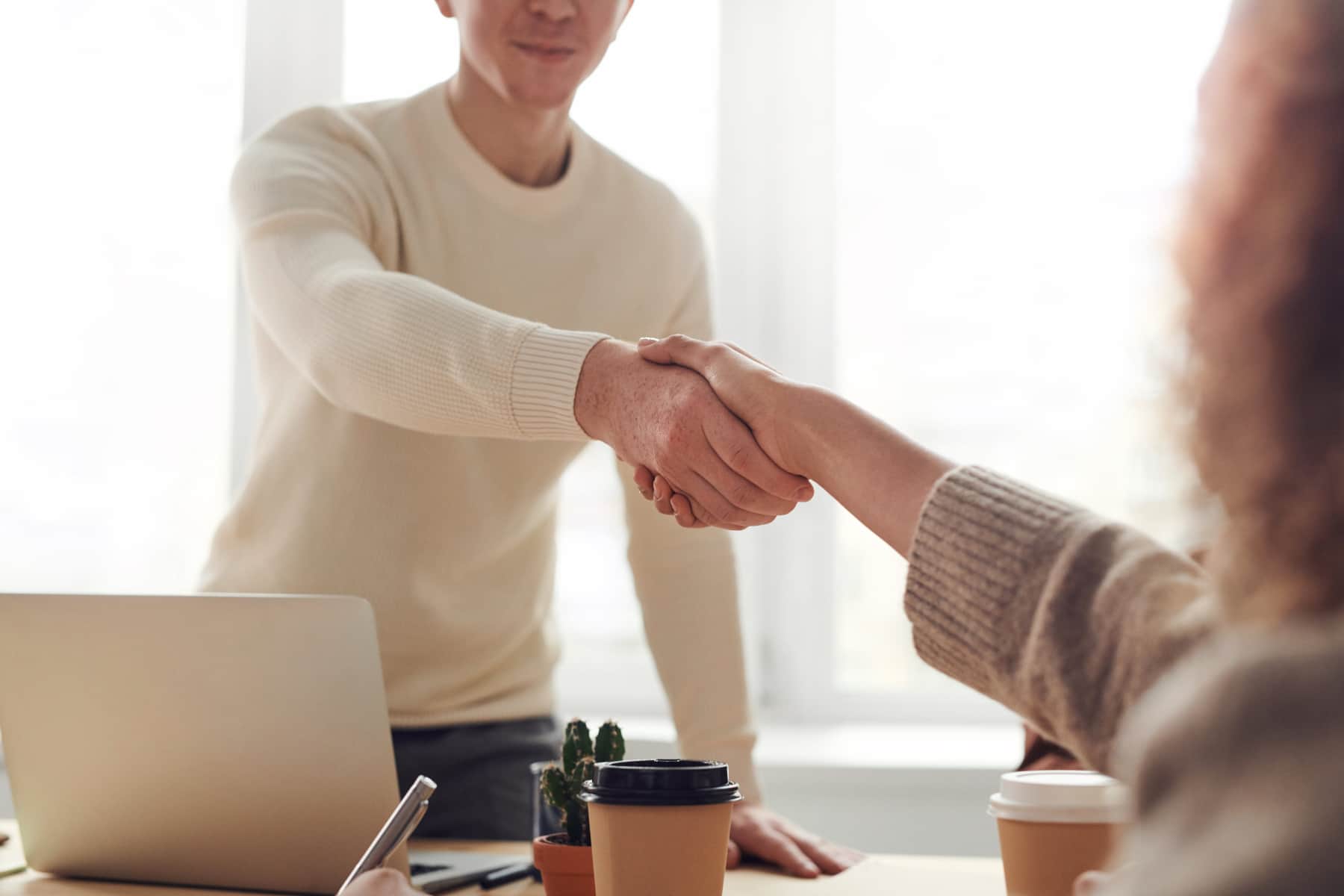 Handshake beim Umgang mit dem Bauträger oder Makler beim Immobilienkauf. Bild: pexels-fauxels