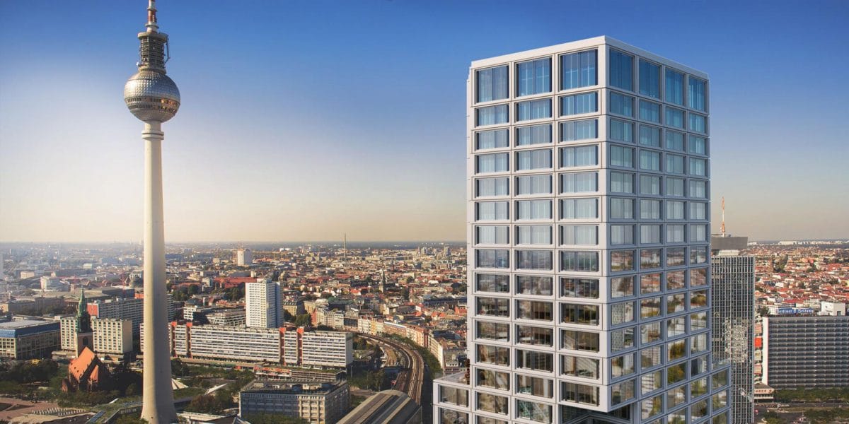 "ALEXANDER - BERLIN'S CAPITAL TOWER": Am Alexanderplatz in Berlin vermarktet die Bewocon Berliner Wohnbau Consult GmbH das mit 150 Metern höchste Wohngebäude Berlins. (Foto: Bewocon Berliner Wohnbau Consult GmbH).