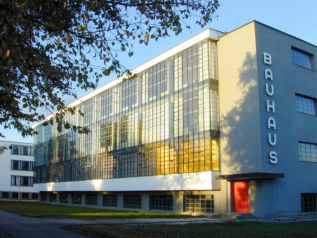 Das von Architekt Walter Gropius entworfene Bauhausgebäude befindet sich in der Gropiusallee 38 in Dessau-Roßlau in Sachsen-Anhalt. In dem restaurierten Bauhausgebäude hat die Stiftung Bauhaus Dessau ihren Sitz (Bild: Pixabay).