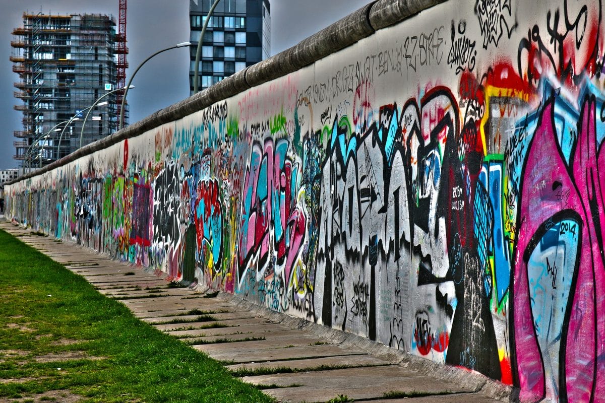Der Bau der Berliner Mauer wirkte sich auf die Errichtung der Gropiusstadt aus: ursprünglich maximal mit 14 Stockwerken geplante Wohnhochhäuser wuchsen mangels Platz bis zu 30 Geschosse hoch (Bild: Pixabay).