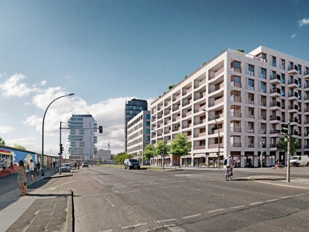 Im Bild zu sehen: links die East Side Gallery und rechts der Neubau „PURE Living Berlin“ (Bild: ZIEGERT - Bank- und Immobilienconsulting GmbH).