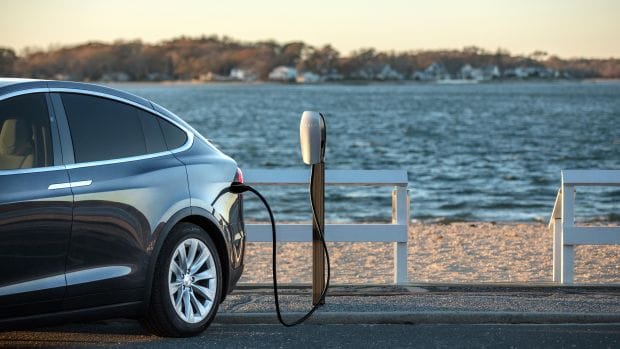 Die E-Modelle von Tesla nehmen vollelektrisch Fahrt auf (Bild: Tesla).