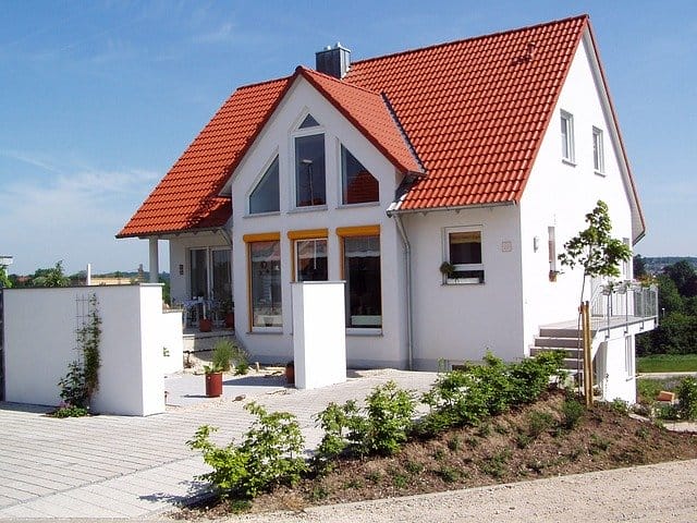 Wenn der Boden auf diesem Grundstück sinnvoll aufbereitet wurde, wird diese frisch gepflanzte Hecke schon bald an Höhe gewinnen. Bild von User 13902 bei Pixabay