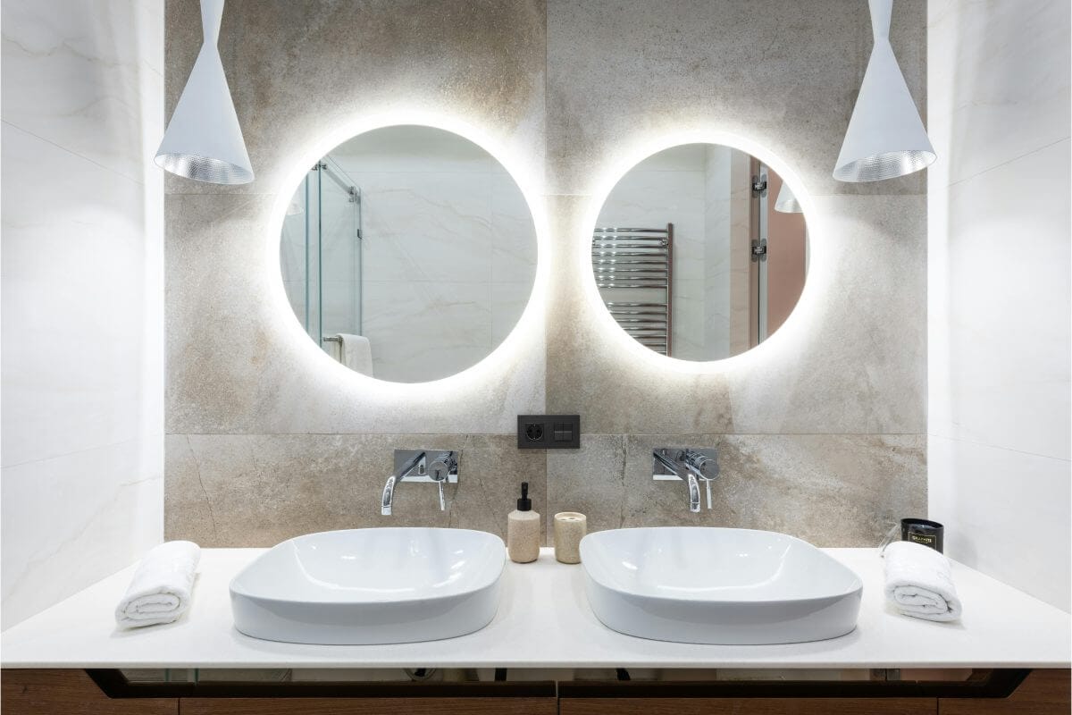 Badezimmer mit Spiegel und Waschbecken