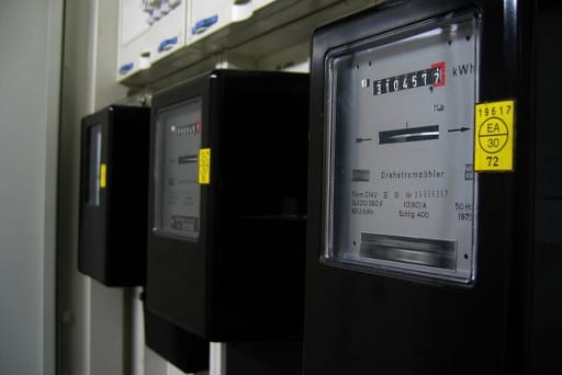Analoge Stromzähler werden durch Smart Meter ersetzt, um Energie zu sparen.