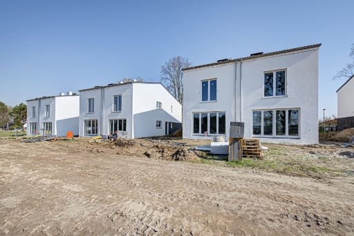 Tipps für die effektive Immobiliensuche. Doppelhäuser auf einem Baugrundstück.