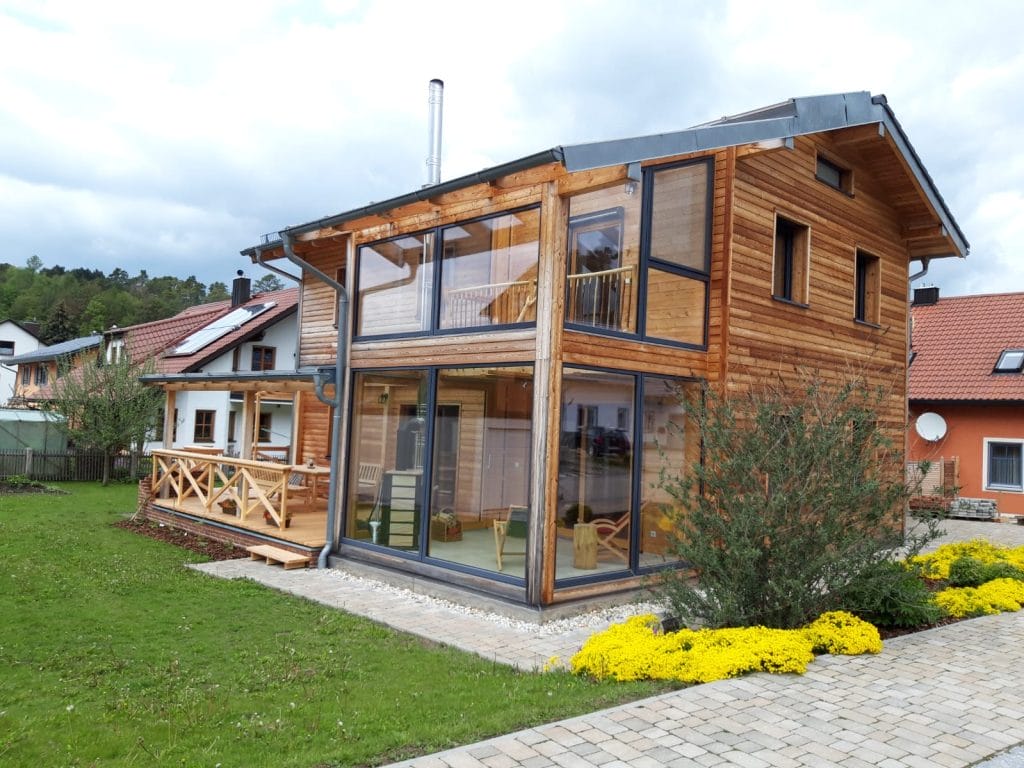 Beispiel eines Bio-Solar-Hauses mit Wintergarten und teiltransparenter Dachfläche.