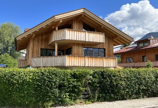 Eine Ferien-Immobilie in Deutschland kaufen - wem fällt bei dem Thema nicht ein Landhaus in Bergregionen ein? Dieses Ferien-Domizil steht in Garmisch. Bild: Engel & Völkers