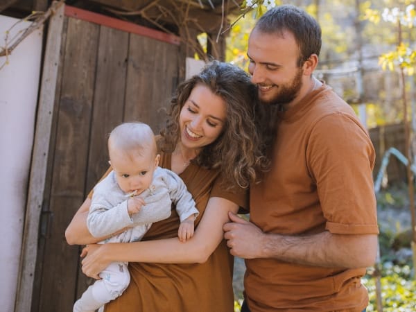 Immobilienkäufer im richtigen Alter: Familie mit Baby.