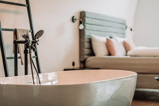 Schlafzimmer mit nostalgischer Design-Badewanne - eine der schönsten Arten, Wohnflächen zu nutzen