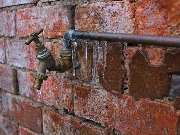 Vor dem Winter den Wasserhahn entleeren und zudrehen, damit er nicht zufriert.