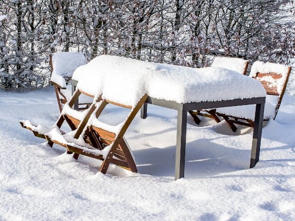 Schneebedeckte Gartenmöbel.