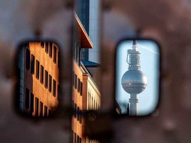 Blick auf Wohnungen und den Fernsehturm in Berlin: Mieten werden immer teurer. Der richtige Zeitpunkt für den Immobilienkauf rückt damit in den Bereich der eigenen Handlungsoptionen.