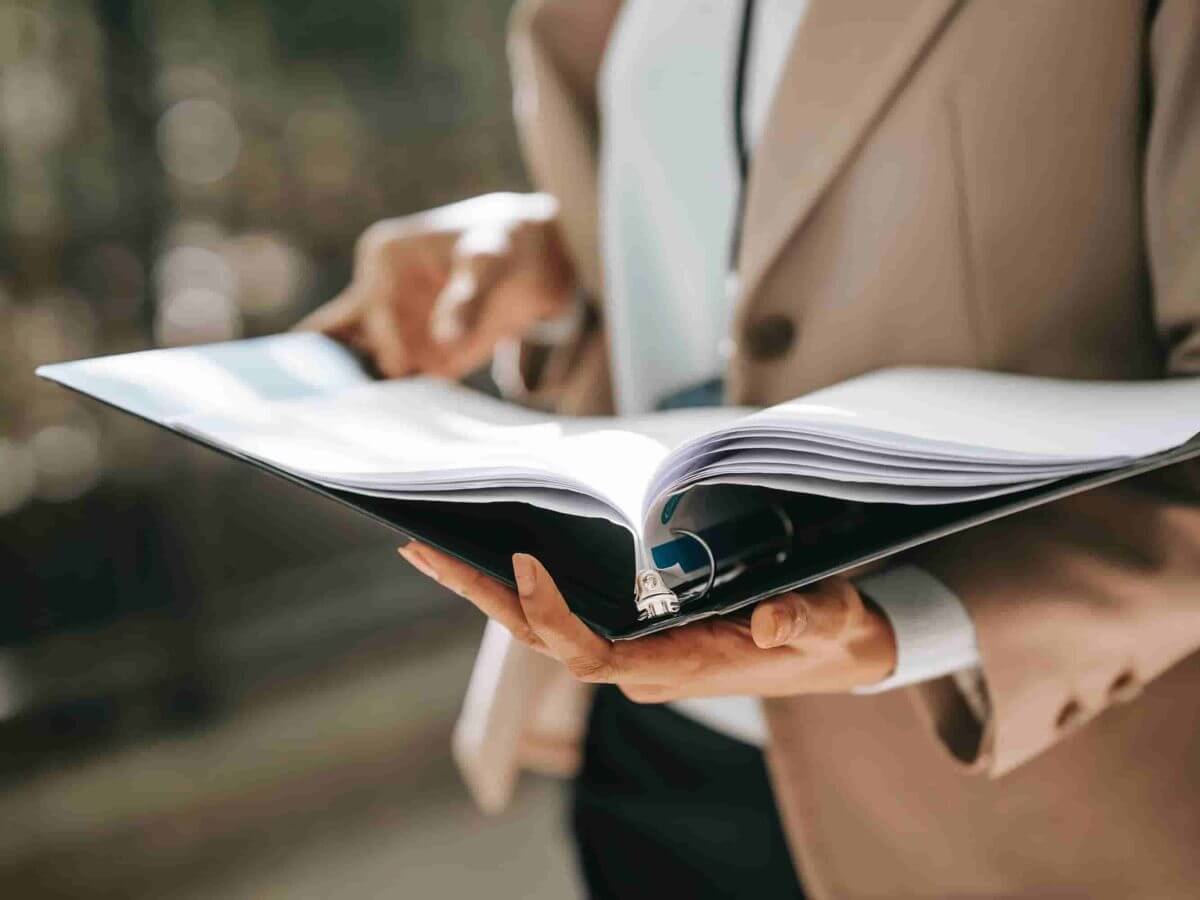 Prüfen Sie unbedingt die vergangenen Protokolle, bevor Sie eine neue Immobilie kaufen. (Foto: Ono Kosuki/Pexels)