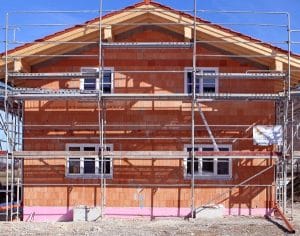 Rohbau eines Hauses inkl. eingedecktem Dach.