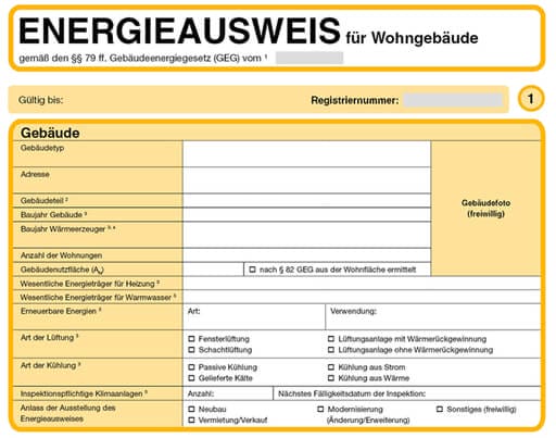 Ausschnitt von Seite 1 des Energieausweises für Wohngebäude, so wie er seit 2024 aussieht. Wie im Text zu lesen ist, können hier die wesentlichen Daten zum Gebäude eingetragen werden – inklusive Adresse und Art der Heizung, Lüftung und Kühlung.