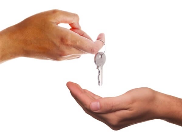 Ist alles geregelt und bezahlt, nehmen Sie als neuer Eigentümer die Schlüssel in Empfang.