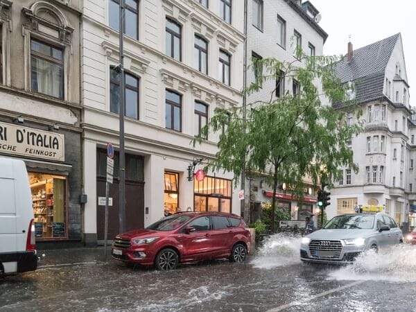 Hochwasser und andere Unwetterschäden können Eigentümern Step by Step das Leben schwer machen. Seien Sie besser versichert. 