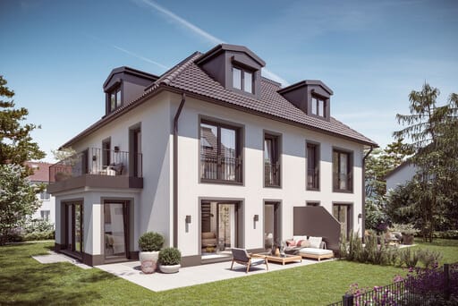 Ein sonniges Doppelhaus mit Walmdach, bodentiefen Fenstern, Dachgauben und großzügigen Terrassen. Seitlich sieht man einen Anbau mit einem zusätzlichen Balkon.