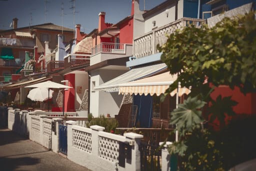 Eine bunte Hausfassade mit Markisen.