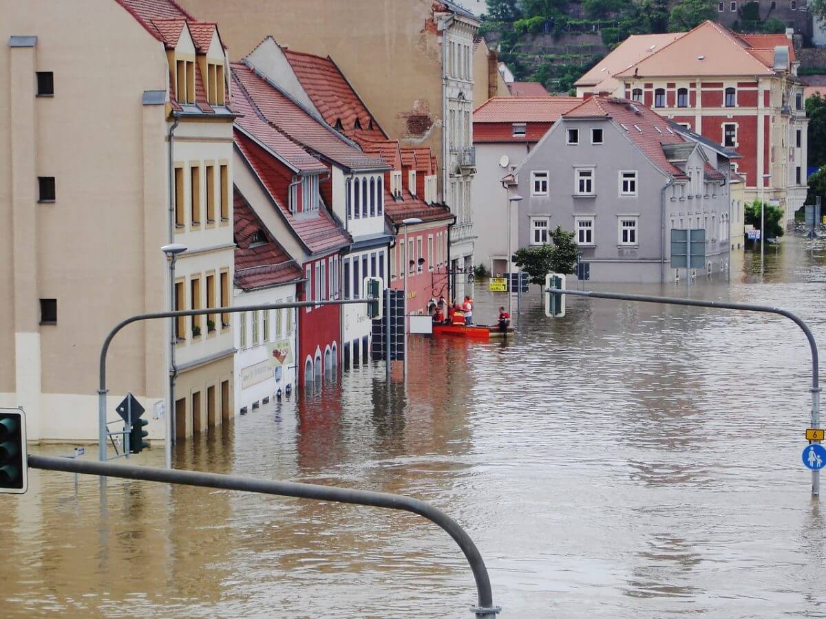 Überschwemmung in der sächsichen Stadt Meißen an der Elbe. Altbauten stehen unter Wasser.