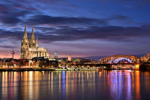 Abendstimmung am Rhein. Vorne der Fluss und hinten die Altstadt.