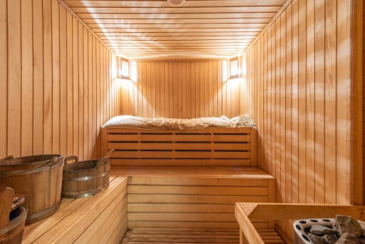 Eine Sauna im Keller mit Aufguss.