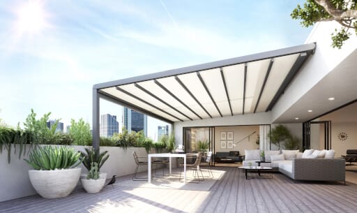 Überdachte Pergola auf einer ganz in Weiß gehaltenen Terrasse.