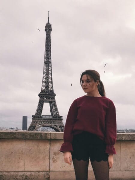 Frau vor dem Eiffelturm in Paris