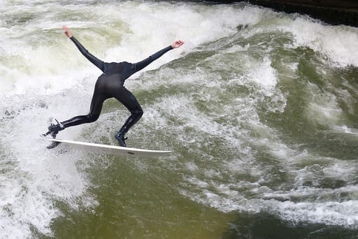 Surfer auf der Eisbachwelle