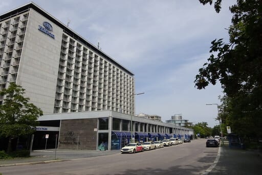 Blick auf das Hotel Hilton Munich Park von der Straße Am Tucherpark aus.