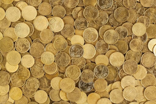 Hunderte von 20 Cent Münzen stehen symbolisch für das nötige Kleingeld, welches für den Immobilienkauf nötig ist.
