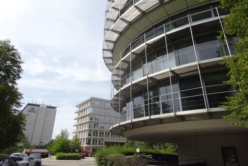 Der Tucherpark München ist besonders unter architektonischen Gesichtspunkten einen Besuch wert.