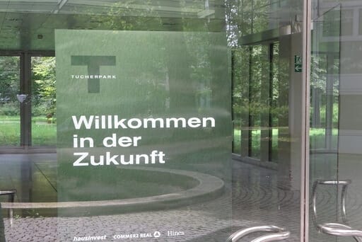 Ein Projektplakat kündigt bereits vor Ort die Zukunft der „Circular City Tucherpark“ an.