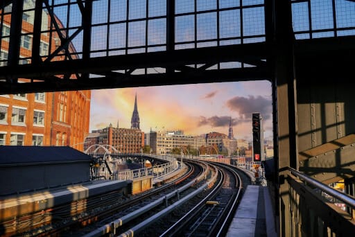Hamburger Bahnhof im Abendlicht. 