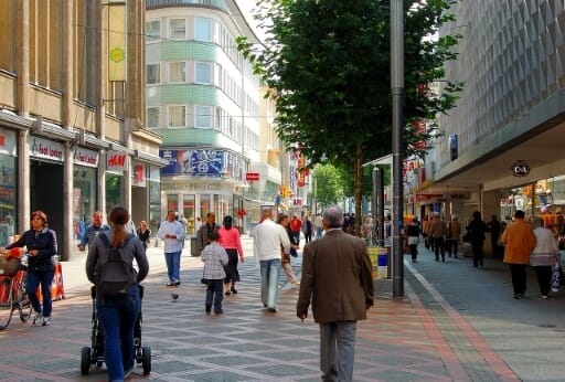 Fußgängerzone mit Passanten in Deutschland.