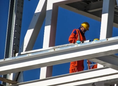 Bauarbeiter beim Hochbau.