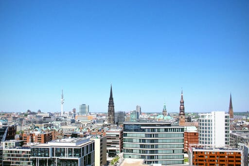 Zu sehen ist die Skyline von Hamburg. Michel und Kirchtürme. 