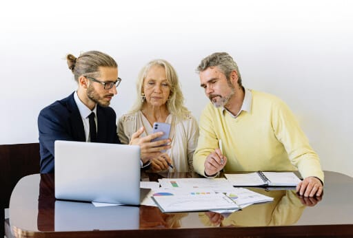 Mann berät ältere Frau und Mann.jpg