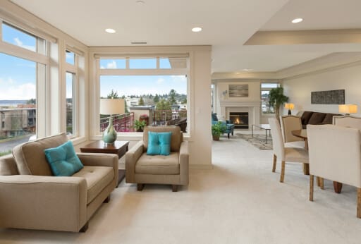 Wer auf bessere Bauzinsen achtet, kann sich auch eine schöne Wohnzimmereinrichtug im Neubau leisten.