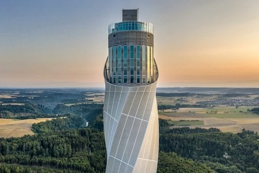 Der obere Bereich des 246 Meter hohen TK Elevator Testturm in Rottweil. Der Hintergrund zeigt Wälder und Wiesen.