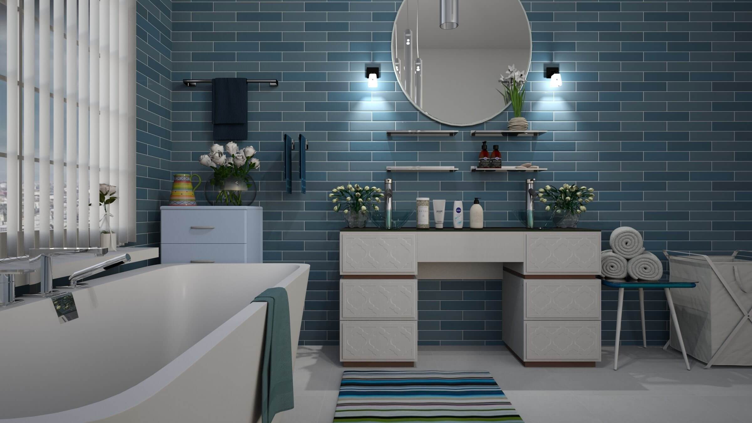 Ein Badezimmer mit blauen Fliesen, einer Badewanne, einem Spiegel und einem Waschbecken.
