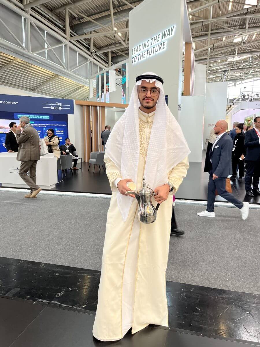 Expo Real 2024 München _ Scheich mit Kaffeekanne