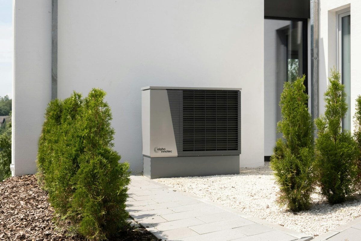 Eine Wärmepumpe steht auf der Terrasse.