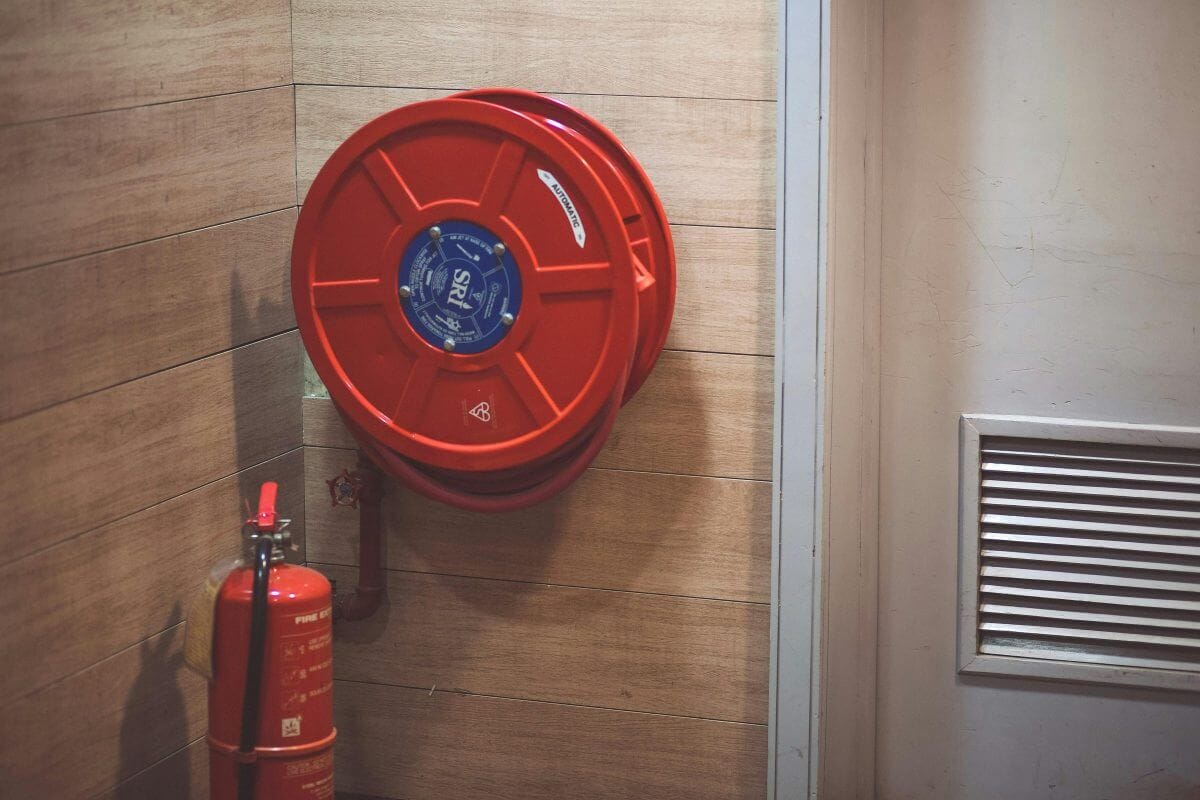 Feuerlöscher an der Wand zum Vermeiden von Haus- und Wohnungsbrand