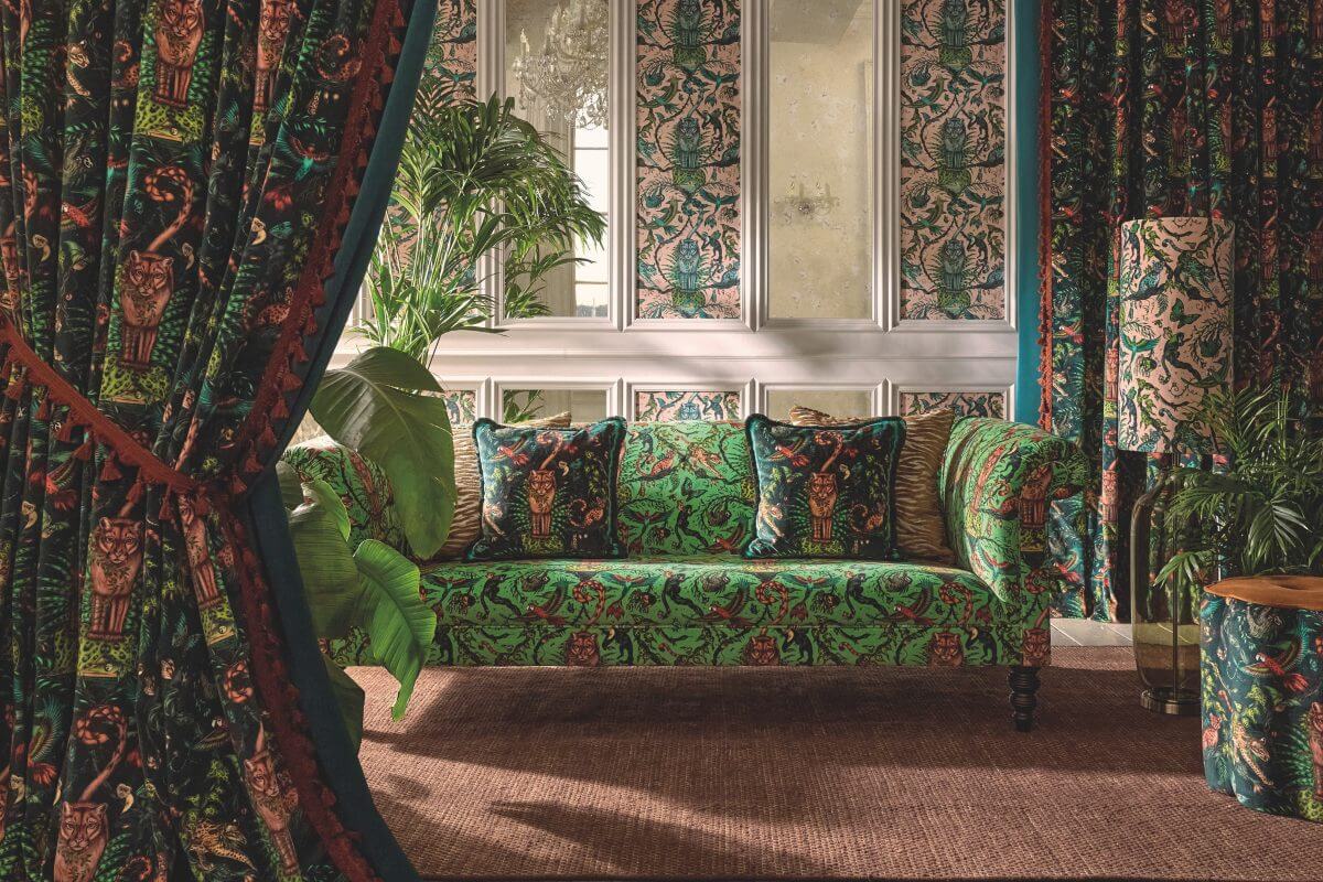 Gemustertes Sofa im Maximalismus-Trend