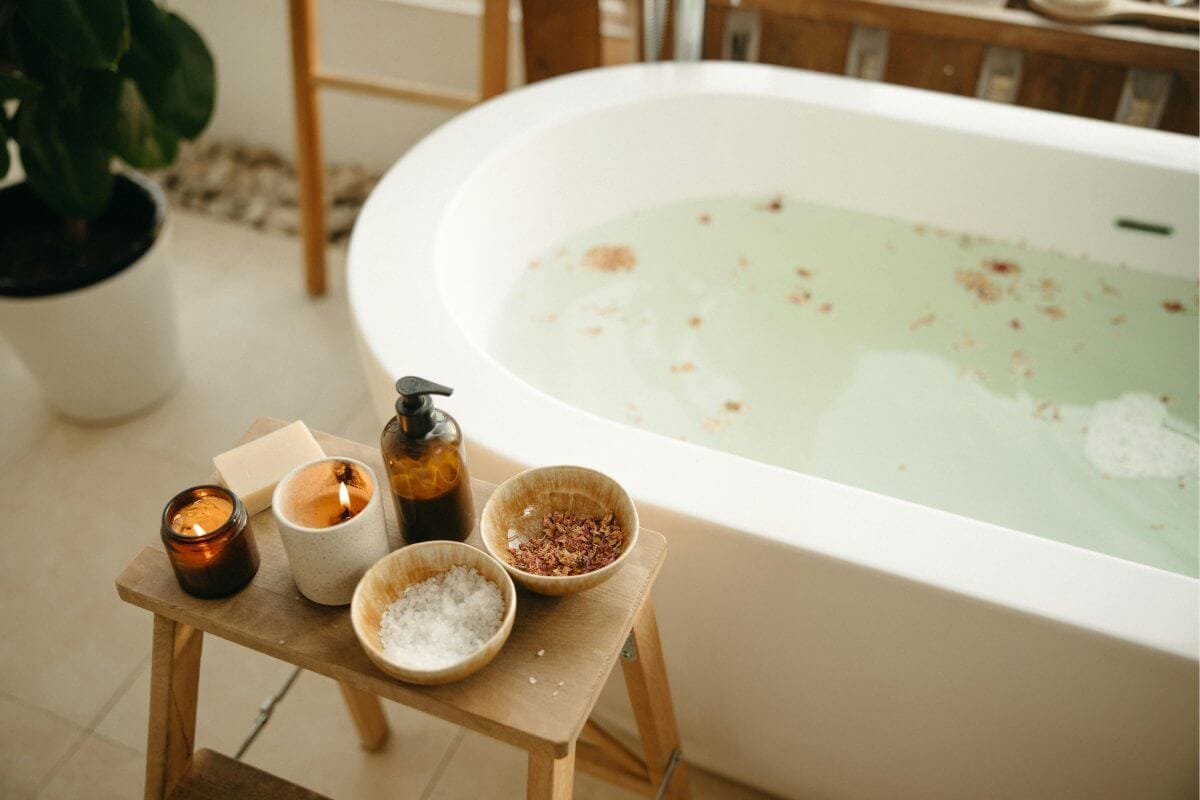 Badewanne mit Badesalz und Duftkerze