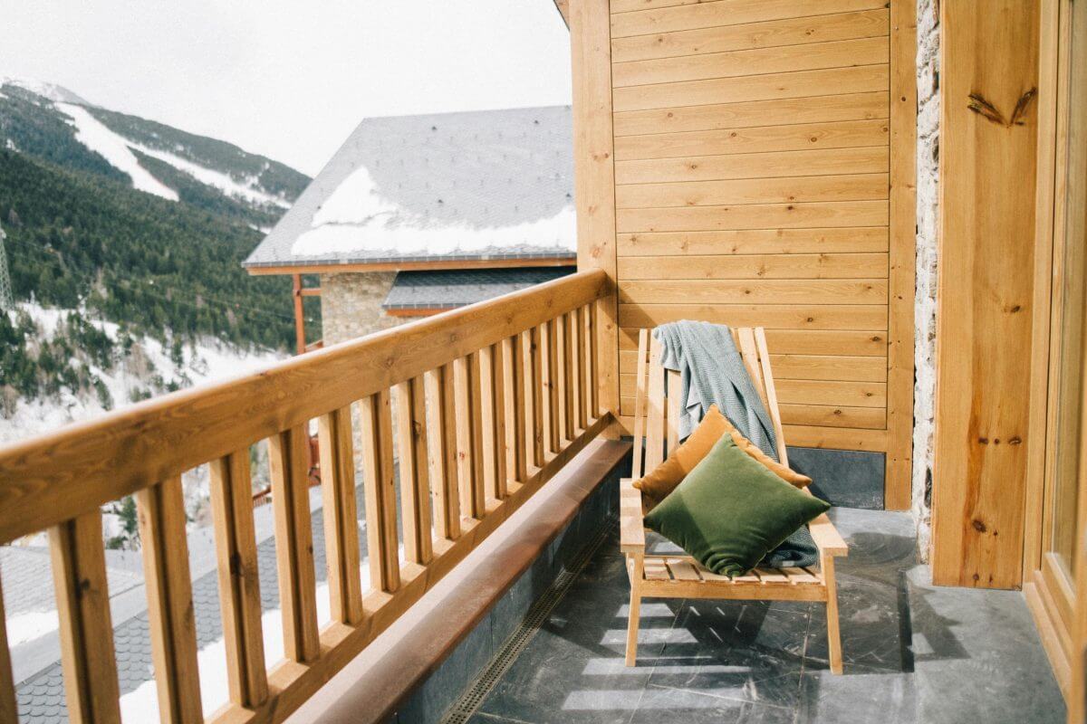 Balkon mit Blick auf schneeweiße Berge
(© Leeloo The First / Pexels)