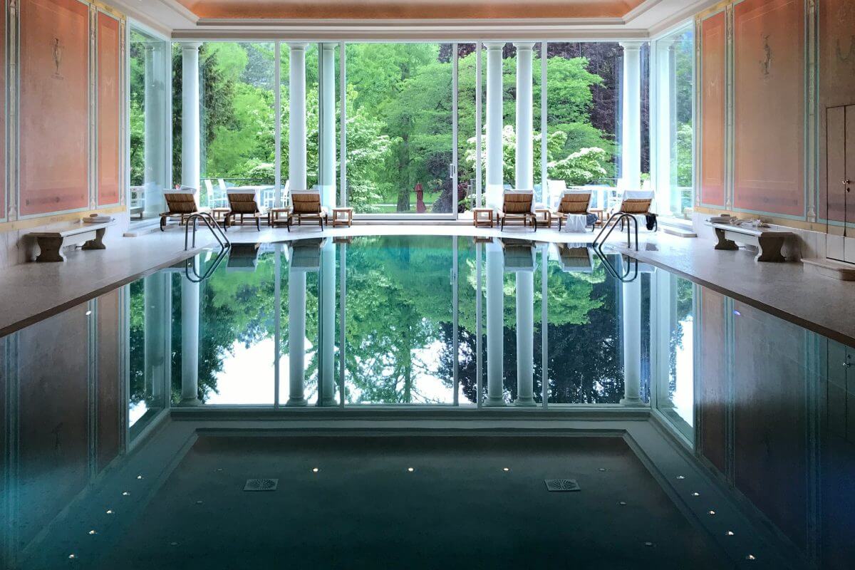 Manche Kapitalanlagen in Mehrfamilienhäusern bieten an Skiorten auch exklusive Details wie eine gemeinschaftlich nutzbares Indoor-Schwimmbad. (© Patrick Robert Doyle / Unsplash)