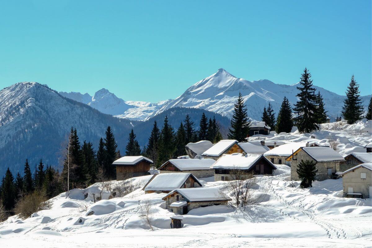 Ski-in-Ski-Out-Immobilien liegen oftmals sehr romantisch am Berghang, von Schnee bedeckt. (© Corentin_Julliard / Pixabay)